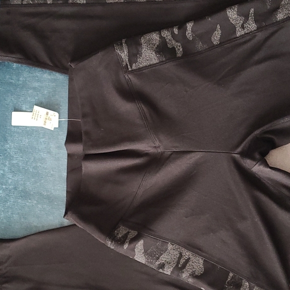 NWOT PINK Victoria Secret Black Camo Leggings - Picture 3 of 3
